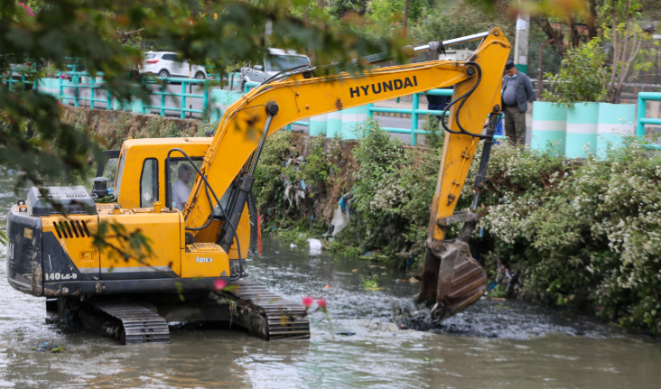 धोवीखोलामा डोजर प्रयोग गरी सरसफाइ (तस्विरहरू)