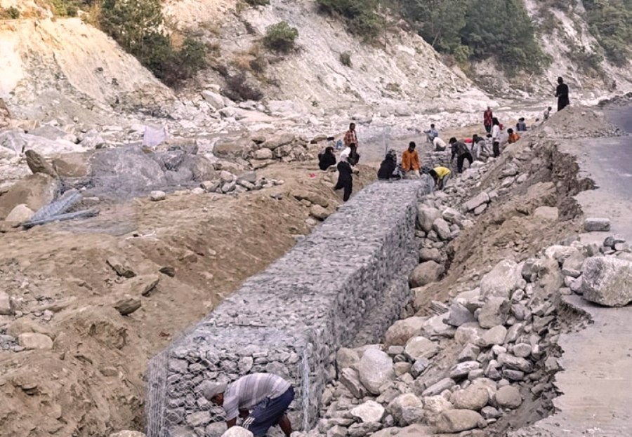 वर्षा रोकिएपछि बिपी राजमार्गको पूर्वाधार निर्माणमा तीव्रता