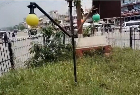 चन्द्रपुरको मुख्य चोकमा रहेको पार्क बन्दै कुरुप: संरक्षणको अभावमा संरचना बेवारिसे