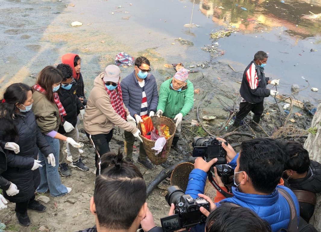 बागमती सफाइ अभियान: मनोहरा क्षेत्रबाट ५ मेट्रिकटन फोहर उठाइयो