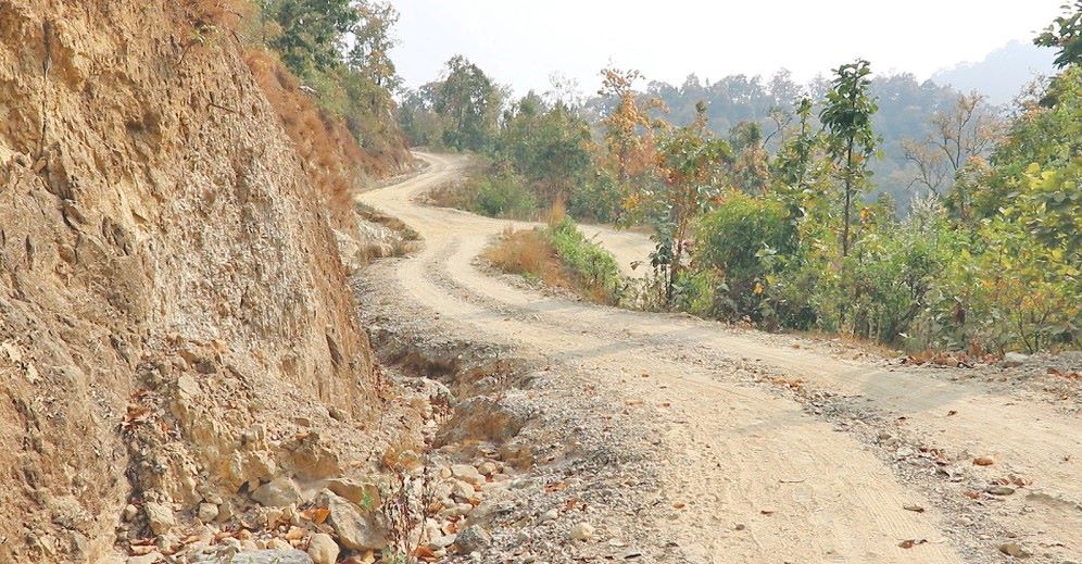 तीन वर्षदेखि सडक अलपत्र