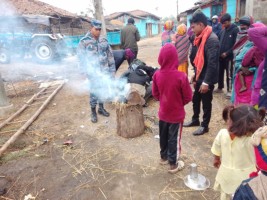 जाडो बढेपछि भङ्गाहा नगरपालिकाले बस्ती–बस्तीमा बाँड्यो दाउरा