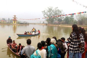 तालपोखरामा डुङ्गा चढ्ने पर्यटकको घुइँचो