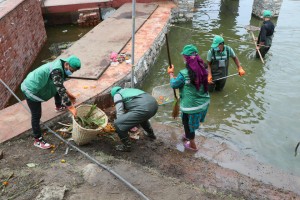 छठ पर्वको अवसरमा व्यवस्था गरिएका मुख्य उपासना स्थलमा काठमाडौँ महानगरले गर्याे सरसफाइ