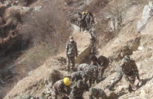 ठिन्के र माझकुलो निर्माण गर्दै नेपाली सेना