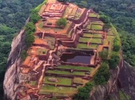 श्रीलंकामा बिशाल ढुंगामा 'रावणको दरबार' ८ सय फिट माथी पौडी पोखरी