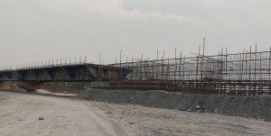 ४ वर्षदेखि पुल अलपत्र पारेको निर्माण कम्पनीले १० दिनमा निर्माण सम्पन्‍न गर्ने सम्झौता