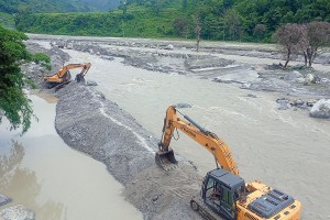 मेलम्ची पुलबजारमा नदी नियन्त्रण गरिदै