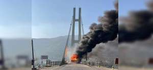 कर्णाली पुलमा आवागमन बन्दः आगलागीबाट ‘सपोट’ डोरीमा क्षति