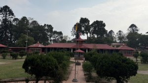 वेदविद्याश्रमका विद्यार्थी भुइँमै बसेर पढ्न बाध्य, सुधारको माग