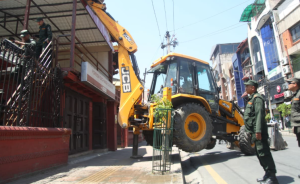 काठमाडाैं महानगरले चलायाे त्रिदेवी मन्दिर ठमेलमा बनेको अनाधिकृत संरचनामा डाेजर (तस्विरहरू)