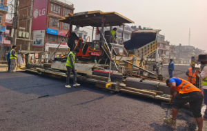 सूर्यविनायक–जगाती सडकखण्डमा कालोपत्रे धमाधम हुँदै (तस्विरहरू)