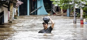 इन्डोनेसियाको बाढीमा ज्यान गुमाउनेको सङ्ख्या हजार नाग्यो