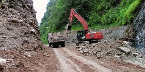 मेची राजमार्गको माइखोला भञ्ज्याङ खण्ड मर्मत कार्य सुरु