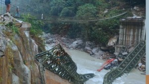 संखुवासभामा ट्रकसहित बेलिब्रिज भाँचियो, आवतजावत ठप्प