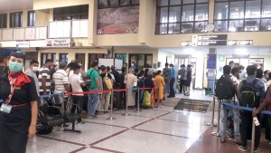विमानस्थलमा यात्रुलाई ‘हातले छामछुम’ गर्ने तरिकामाथि आयोगले उठायो प्रश्न