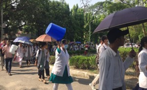 पानीको अभावले अस्पताल सेवा प्रभावित, विद्यार्थीद्वारा विरोध र्‍याली