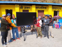 चिमखोलाका विद्यालयलाई १० लाख बढीका 'स्मार्ट बोर्ड' सहयोग