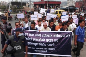 क्रसर व्यवसायीहरुको धर्नामा सांसदहरुको समेत समर्थन