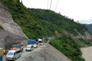 बुटवल–नारायणघाट सडकको दाउन्ने खण्डमा दशैंभर ठूला सवारी सञ्चालनमा रोक