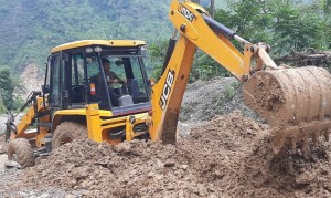 मध्यपहाडी लोकमार्गको राइनास सडक खण्डका विभिन्न स्थानमा पहिरो