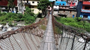 बागलुङको १३५ वर्ष पुरानो झोलुङ्गे पुल मर्मतको पर्खाइमा