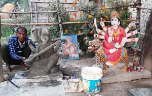 सिमेन्टको प्रयोग गरी सरस्वतीको मूर्ति निर्माण गर्दै कालिगढ