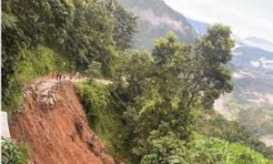 नुवाकोट र रसुवामा पहिरोः राजमार्ग र पुल भत्किदा यातायात ठप्प