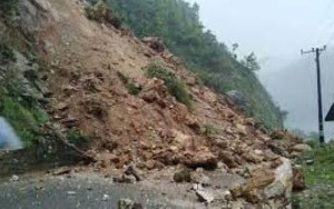 सुख्खा पहिरोका कारण तीन दिनदेखि महाकाली लोकमार्ग अवरुद्ध