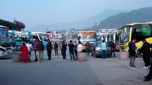 काठमाडौं उपत्यका छाड्ने यात्रुको संख्या बढ्यो, बुधबारसम्म नौं लाख बाहिरिने अनुमान