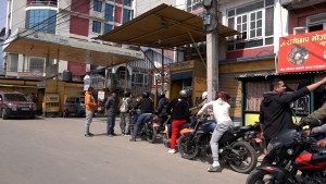 पेट्रोलियम पदार्थको अभाव हुनसक्ने आशंकमा पेट्रोल पम्पहरुमा उपभोक्ताहरुको भिड