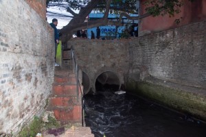 टुकुचा खोला र धोवीखोला नजिक बक्स कल्भर्ट निर्माण गर्दै काठमाडौं महानगर