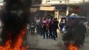 गौर करदाता सेवा कार्यालय सार्न खोजेपछि तनाव : व्यापारीद्वारा बजार बन्द र प्रदर्शन