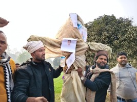 हुलाकी राजमार्ग निर्माणका ठेकेदार किशोरी कलम साहको पुतला दहन