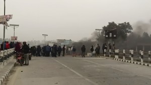 धनुषाको सतलोक आश्रमका अनुयायी र स्थानीयबीच झडप, दर्जनौं घाइते