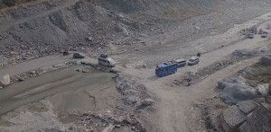 बिपी राजमार्गमा जोखिमपूर्ण यात्रा : रोशी खोलाको अस्थायी कच्ची सडकले बढायो दुर्घटनाको जोखिम