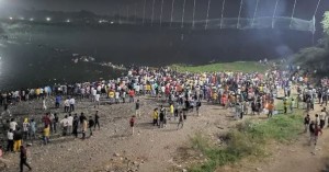 गुजरात पुल दुर्घटनाः मृतकमध्ये ४७ बालबालिका, ९ जना पक्राउ