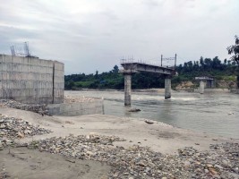 निर्माणाधीन पुलको आधा भाग बगायो बाढीले