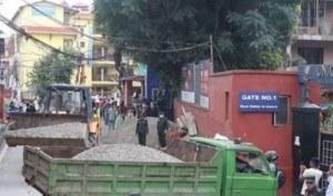 काठमाडौं महानगरले सडकमा राखिएका निर्माण सामाग्री हटाउन थाल्यो