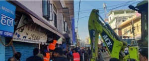  विराटनगर महानगरद्वारा बजार क्षेत्रका अवैध संरचना भत्काउन सुरु