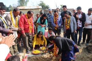 कैलालीकाे विपतपुर अग्नीपीडित २७ मुक्तकमैयाका  घर बन्दै, मन्त्री चौधरीद्वारा शिलान्यास