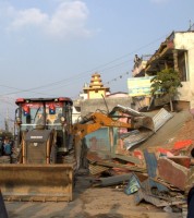 नारायणपुर बजारमा सडक मिचेर बनाएका घर टहरा भत्काइयो