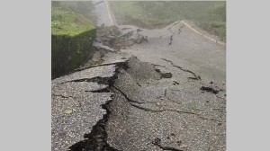 अझै खुलेन असोजको बाढी पहिराेले अवरुद्ध राजमार्ग