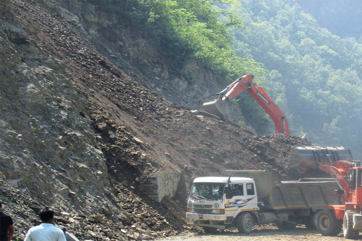 मुग्लिन नारायणघाट सडक अबरुद्ध