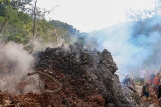 महिनौंदेखि पेलेगाा डाँडाबाट निस्किरहेको धुँवा विषाक्त ग्यास, मानिस र जनावरलाई पनि हानिकारक, छेउमा नजान विज्ञको सुझाव
