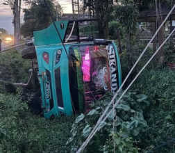 काठमाडौंबाट बीरगन्जका लागि छुटेको बस दुर्घटनाग्रस्त