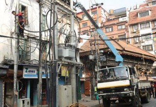 इन्द्रचोक क्षेत्रका बिजुलीको पोल र तार हटाइयो