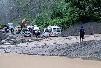 बिपी राजमार्गमा अवरुद्ध, सवारीसाधन ‘होल्ड’