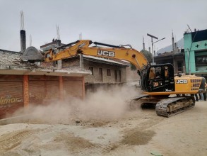 सल्यानमा ऐलानी जग्गामा बनाइएका घरटहरामा डोजर चल्यो 
