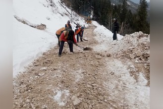 मध्यपहाडी लोकमार्गमा भारी हिमपात : डोल्पा जाने यात्रुहरू अलपत्र